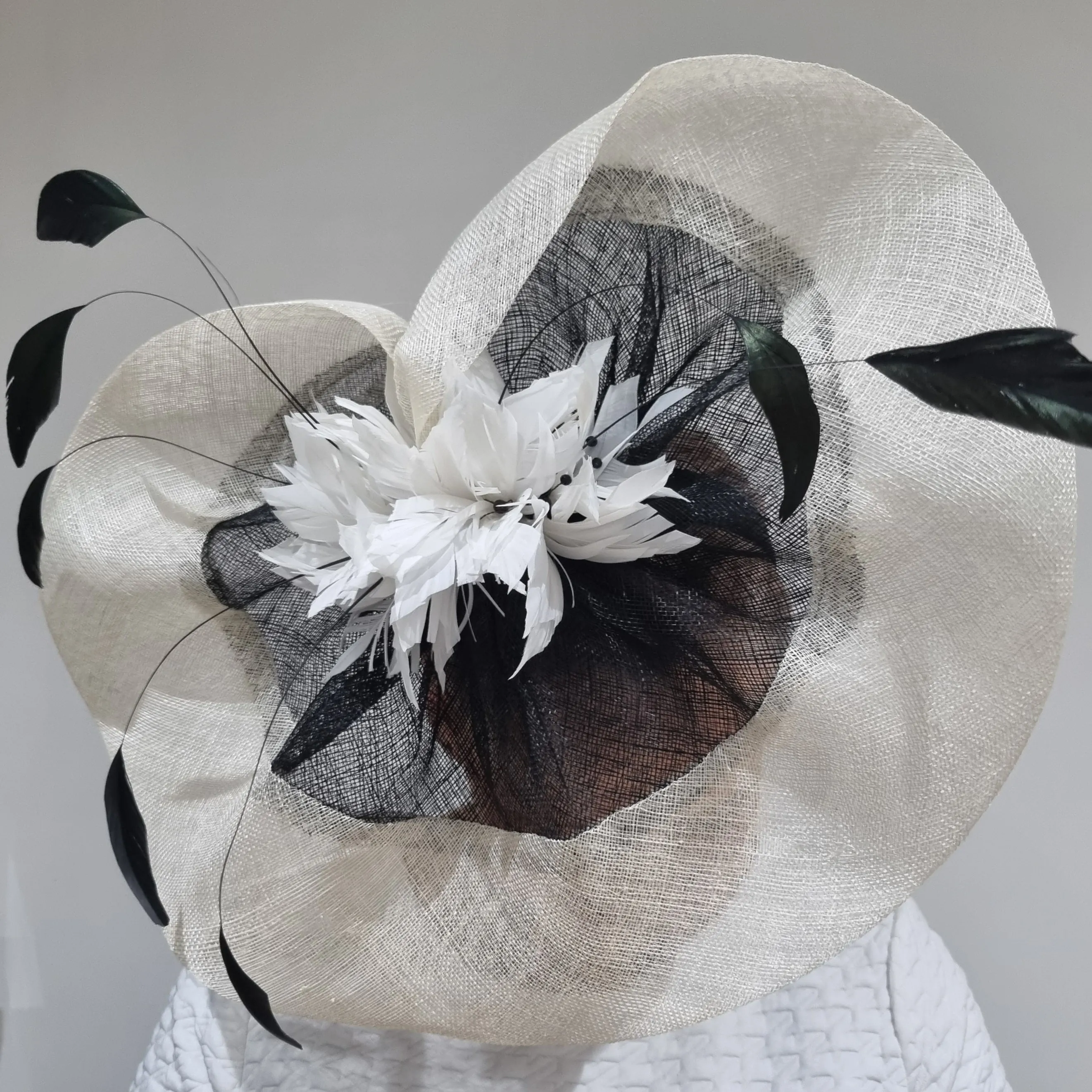 Emma Bees EB20/775 Hatinator with Feathers